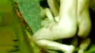 Horn je natjerala japansku slatku da skače na napaljenog tipa u obrnutim kaubojkama i kaubojkama prije nego što legne postrance da bi je snažno udarila u sparno seks videu Jav HD-a.