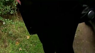 Doktor ludi od roga ima svoju metodu za ispitivanje nastrane crnke studentkinje. Ovaj crni tip u izuzetno čudnim velikim naočalama ljubi piletinu ružičastu pičku staklenom seks igračkom i koristi vibrator da zadirkuje i njen klitoris.