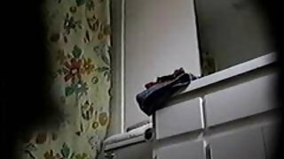 Ruska crnka kurva od roga kleči da u usta pojebe čvrsti štap na balkonu. Kasnije budi svog ljubavnika nežnim poljupcima u sparnom seks klipu WTF Passa.