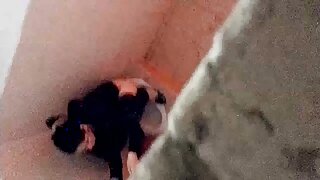 Hussy brineta širom raširi noge za lizanje maca