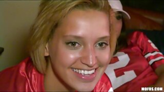 Kinky brineta kurva siše strapon u prljavom lezbijskom seks videu