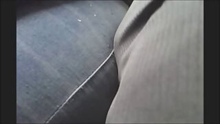 Napaljena ruska plavuša u seksi odjeći studentkinje zavodi svog mladog učitelja. Ona puše njegov kurac i teško joj se buše rupe s leđa.