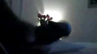 Napaljena tamnokosa mršava kuja sa lijepim dupetom širi noge i golica pičku. Pogledajte ovu curu u seks videu Pornstar.